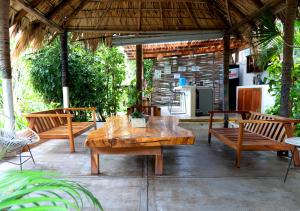 un tavolo in legno e panche su un patio di Tribu Tipis & Surf a Puerto Escondido