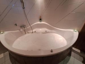 Ένα μπάνιο στο BeautyD PRIVATE ROOM centrum GULLEGEM-KORTRIJK