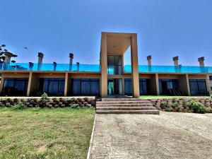 DensainagarにあるWAVES Beach hotel King Shakaの前に階段がある建物