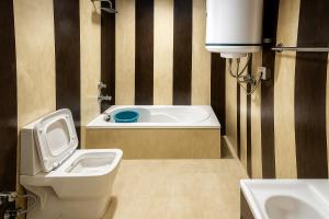 un bagno con vasca, WC e lavandino di Hayat Group Of Houseboats a Srinagar