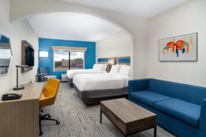 a hotel room with a bed and a couch at Holiday Inn Express Pratt by IHG in Pratt +44 photos