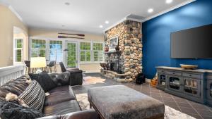 TV a/nebo společenská místnost v ubytování Thorne Swift Lakehouse