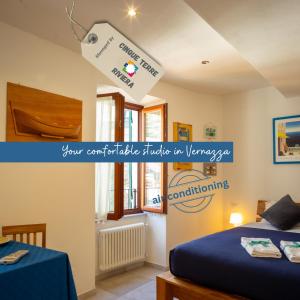 a room with two beds and a ceiling at Ventu de Ma in Vernazza