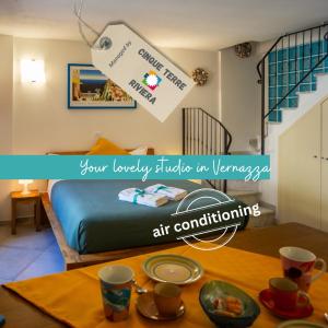 a room with a bed and a table with plates on it at Ventu de Ma in Vernazza