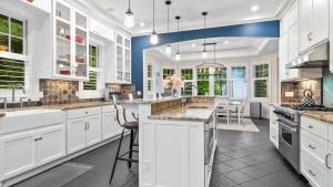 Kuchyň nebo kuchyňský kout v ubytování Thorne Swift Lakehouse