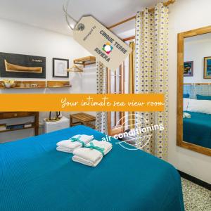 a room with two towels on a blue bed at Ventu de Ma in Vernazza