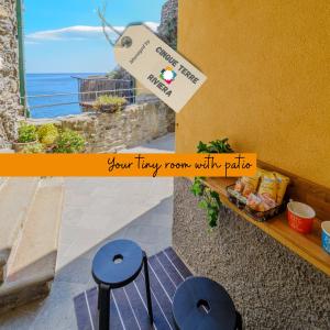 a view of the ocean from a room with two stools at Ventu de Ma in Vernazza