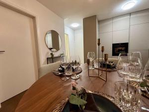 RiehenにあるModern and Peaceful Renovated Apartment in Riehenのダイニングルーム(ガラス付きテーブル付)