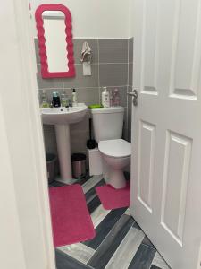 罗瑟勒姆Foundry place Rotherham, Sheffield的带马桶和水槽的浴室 更多28张照片