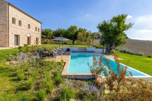 a swimming pool in a yard next to a building at Villa Il Morino in Centofinestre