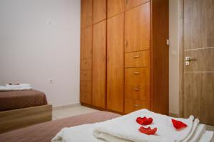 um quarto com uma cama com toalhas brancas e corações vermelhos em Mirimar - Zante em Alikanas mais 9 fotografias