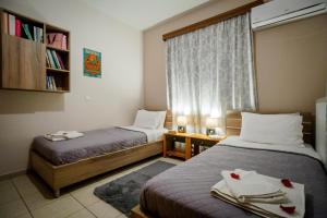 um quarto de hotel com duas camas e uma janela em Mirimar - Zante em Alikanas