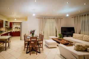 uma sala de estar com um sofá e uma mesa em Mirimar - Zante em Alikanas