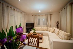 uma sala de estar com um sofá e uma mesa em Mirimar - Zante em Alikanas