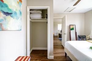 un dormitorio con una cama y un armario en Short North Convention Private Parking Pets, en Columbus