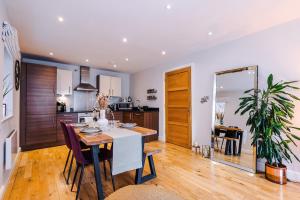 a kitchen and dining room with a table and a mirror at 2 bed, 2 bath apartment in Roundhay in Moortown
