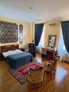 Un dormitorio con una cama y una mesa y sillas. en Villa Venus, en Deva 43 fotos más