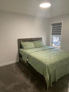 Ένα ή περισσότερα κρεβάτια σε δωμάτιο στο Exquisite and modern 2000sqft Home