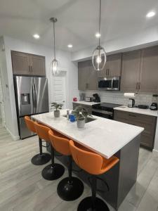 Η κουζίνα ή μικρή κουζίνα στο Exquisite and modern 2000sqft Home