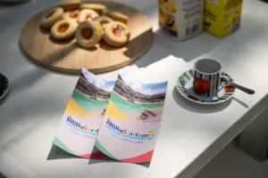une table avec deux assiettes de beignets et une tasse de café dans l'établissement AffittaSardegna - Domo Pineta, à Santa Lucia