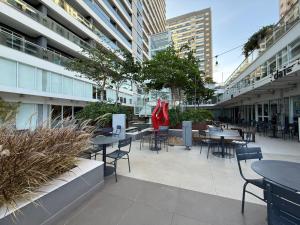 ein Innenhof mit Tischen und Stühlen in einem Gebäude in der Unterkunft Flat na Av JK in Sao Jose do Rio Preto