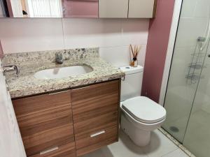 ein Badezimmer mit Waschbecken und Toilette in der Unterkunft Flat na Av JK in Sao Jose do Rio Preto + 16 Fotos