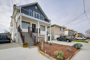 ein Haus mit einer Veranda und einem Auto, das in einer Einfahrt geparkt ist in der Unterkunft Ryder Cup Tournament Special Golf Fans Welcome! in Island Park