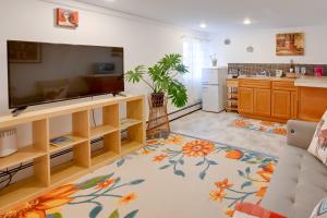 ein Wohnzimmer mit einem großen TV und einer Küche in der Unterkunft Ryder Cup Tournament Special Golf Fans Welcome! in Island Park