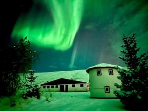 um edifício com a aurora no céu em Guesthouse Storu-Laugar em Laugar mais 34 fotografias