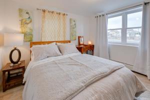 ein Schlafzimmer mit einem großen Bett und einem großen Fenster in der Unterkunft Ryder Cup Tournament Special Golf Fans Welcome! in Island Park