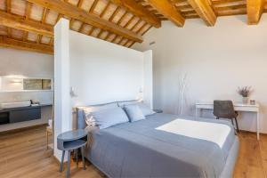 a bedroom with a large bed and a desk at Villa Il Morino in Centofinestre +31 photos