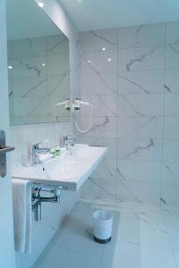 Koupelna v ubytování J5 Hotels Helvetie & La Brasserie