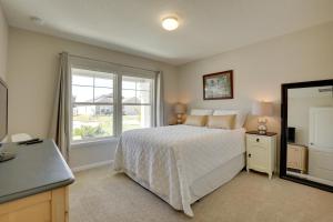 Un dormitorio con una cama y una ventana grande. en Cozy St Augustine Bungalow Less Than 7 Mi to Beaches!, en St. Augustine