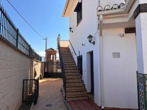 ラス・ガビアスにあるSueños De La Vegaの白い建物へ続く階段