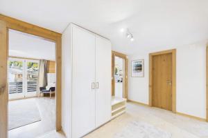 萨斯格伦德Family-friendly apartment with mountain views的一间拥有白色墙壁和推拉门的房间