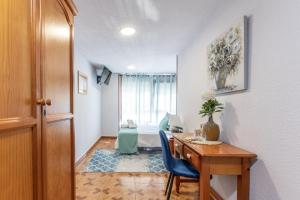 a room with a desk and a room with a bed at EMAROOMS Laredo in Laredo