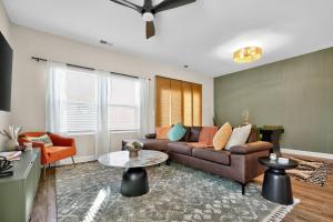 Χώρος καθιστικού στο Upscale Greenville Getaway 10 Mins 2 Falls Park