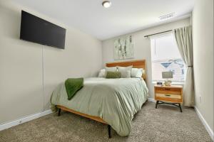 Ένα ή περισσότερα κρεβάτια σε δωμάτιο στο Upscale Greenville Getaway 10 Mins 2 Falls Park