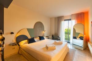 Hotel Onix Fira في برشلونة: غرفة نوم بها سرير كبير ونافذة كبيرة +268 صورة