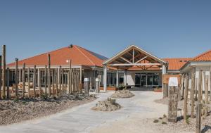 eine Gruppe von Gebäuden mit einem Gehweg davor in der Unterkunft Beach Resort Nieuwvliet Bad - NV 1204 in Nieuwvliet-Bad