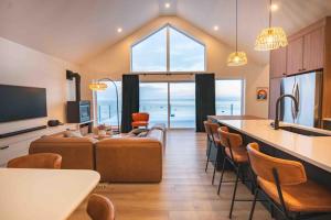 TV a/nebo společenská místnost v ubytování Phil Good 1219: Luxurious River View in Charlevoix