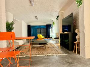 TV a/nebo společenská místnost v ubytování Spacious DownTown BXL Loft with Private Parking