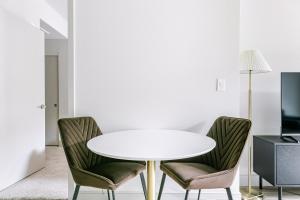 Galeriebild der Unterkunft Blueground East Industrial pool nr Lake Elizabeth SFO-2074 in Warm Springs District