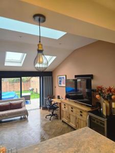 ハウンズローにある4 bed house close to Allianz Stadium, LHR and London 20mins awayの天窓付きのリビングルーム