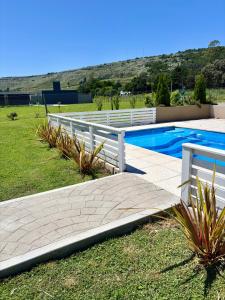 una recinzione bianca accanto alla piscina di Don Miguel a Balcarce