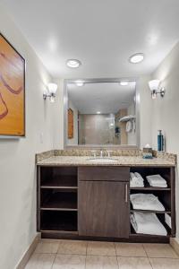 ein Badezimmer mit Waschbecken und Spiegel in der Unterkunft Gallery One Resort Access Fort Lauderdale Beach in Fort Lauderdale