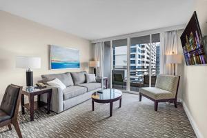 ein Wohnzimmer mit einer Couch und einem Sessel in der Unterkunft Gallery One Resort Access Fort Lauderdale Beach in Fort Lauderdale