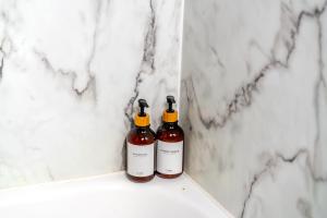 deux bouteilles de vin posées sur une étagère dans un mur en marbre dans l'établissement Short North - Convention - Private Parking - Pets - 2BR, à Columbus 79 autres photos