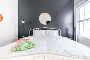 Postel nebo postele na pokoji v ubytování Jungle House Chillicothe Sleeps 12 Downtown Ohio Free Parking - Walk to Historic District - 3BR Luxury Home - Pet Friendly - King Beds - Over 5,800 Five Star Stays