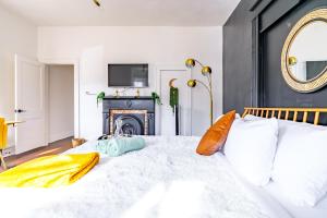 une chambre avec un lit blanc avec une cheminée dans l'établissement Prime Location Top Rated Clean Parking Free!, à Chillicothe 74 autres photos